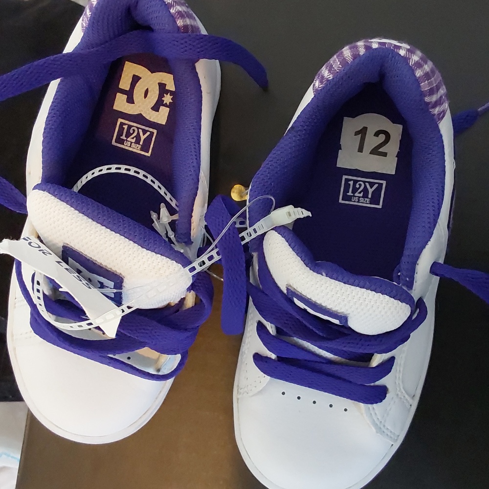 DC(Doshoecousa) size12Y. Purple and white color